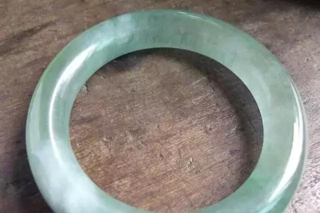 翡翠怎么看真假,喜欢翡翠但是担心买到假的，要如何辨别？