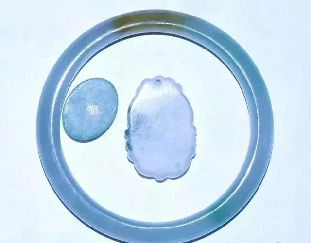 翡翠怎么看真假,喜欢翡翠但是担心买到假的，要如何辨别？