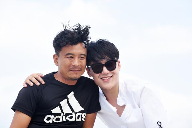 李小璐资料:李小璐晒游艇比基尼照，突然想问：三亚租游艇贵吗？