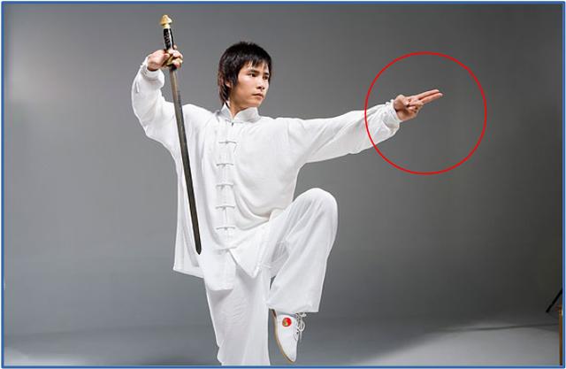 头条问答 - 很多古装片的舞剑动作,舞剑时候空闲的另一只手比作手枪状