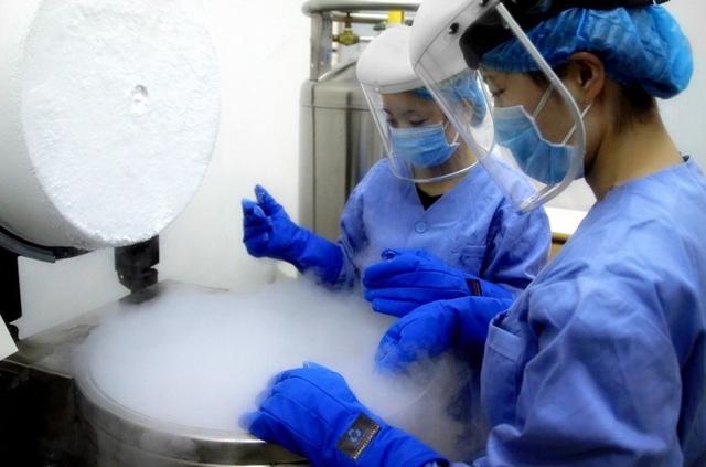 莱顿弗洛斯特现象:用零下196℃的液氮洗脸，脸会冻成冰块吗