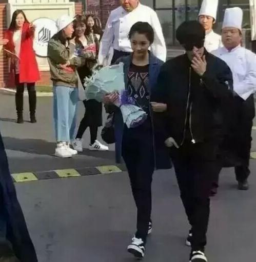 鹿晗图片:鹿晗身高被质疑，到底有没有关晓彤高啊？