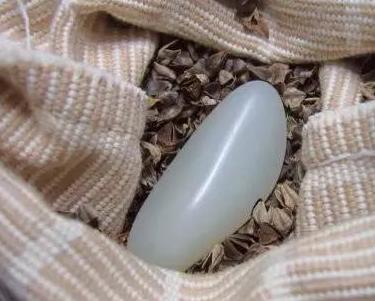 和田玉包浆前后对比,如何盘出最有“油性”的和田玉籽料？