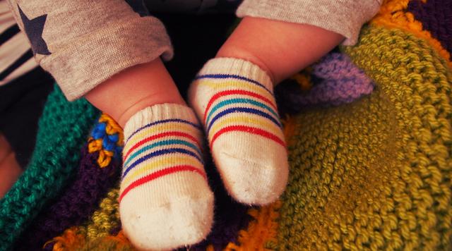 小儿安,宝宝穿着袜子睡觉好不好？
