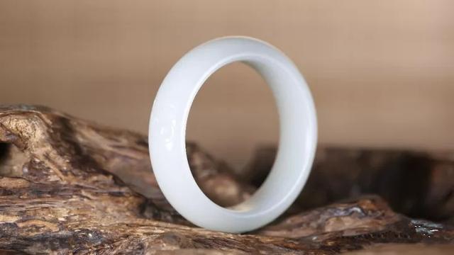 新疆碧玉手镯,和田玉碧玉手镯如何保养？