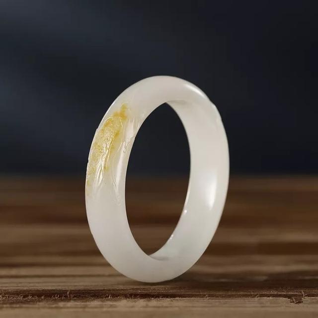 新疆碧玉手镯,和田玉碧玉手镯如何保养？