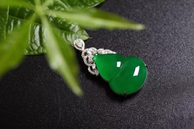 翡翠如何保养,翡翠玉吊坠如何佩戴和保养？