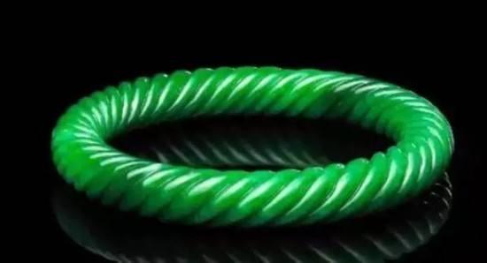 10万左右的翡翠手镯图片,世界上最贵的翡翠手镯是什么？