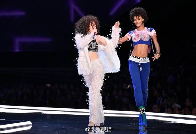 张靓颖为什么能成为亚洲首位登上维秘表演的歌手？为什么不是拥有大把时尚资源的李宇春？