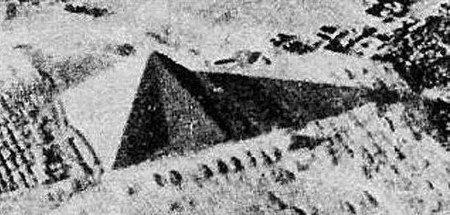 埃及弯曲金字塔:胡夫金字塔之后，埃及古王国时代的金字塔越修越小的原因是什么？