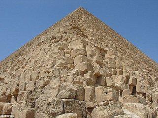 世界未解之谜金字塔是怎样建成的，金字塔的每个石块既然都是被打磨的，那剩下的边角料都到哪去了