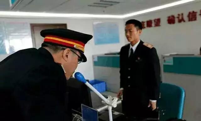 高铁驾驶室发生灵异事件:为什么有的高铁连接处是两个车头连在一起？
