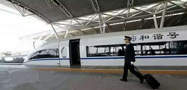 高铁驾驶室发生灵异事件:为什么有的高铁连接处是两个车头连在一起？