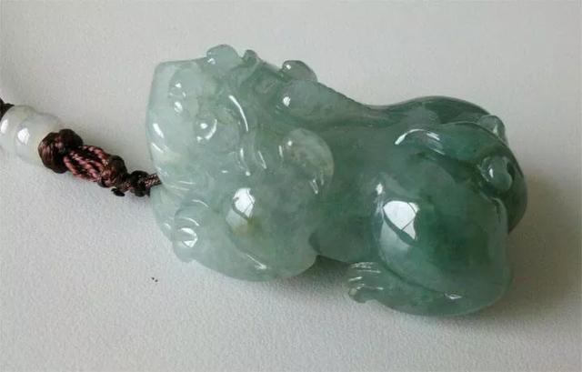 翡翠雕刻,翡翠雕刻，越简洁价格就越高吗？