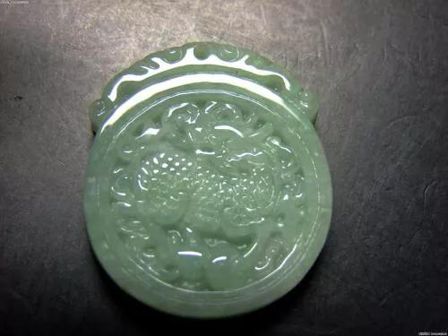 翡翠雕刻,翡翠雕刻，越简洁价格就越高吗？