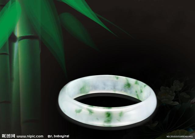 玉手镯取不下来怎么办,翡翠手镯难取下，有什么最快的解决方法？