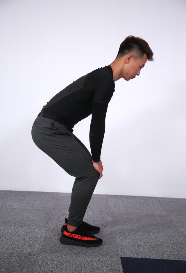 肩部环绕5.颈部环绕6.俯身体转7.弓步压腿8.小步跑9.原地勾腿跳10.