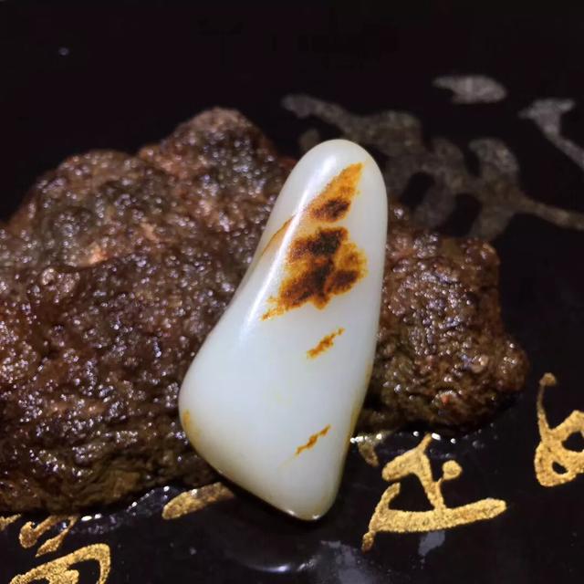 和田玉原石鉴定方法,和田玉籽料原石有什么特点？