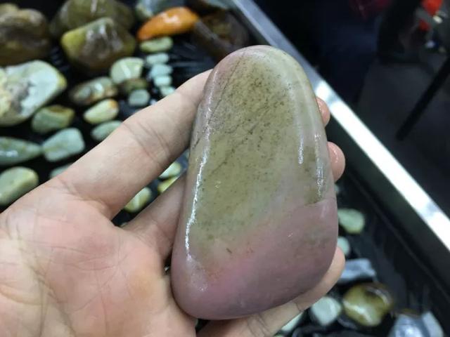 粉色的玉手镯是什么玉 ,和田玉有粉色的吗，好看吗？
