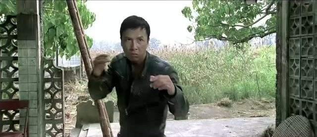李连杰现状:为什么同年出生的甄子丹还能打，而李连杰却不行了