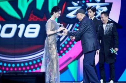 范冰冰女仆装:影视剧中有哪些男主扮过女装，居然还挺好看的？