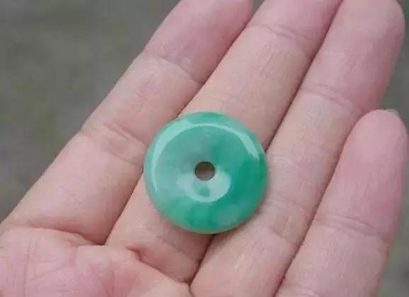 鉴定翡翠真假小妙招,翡翠拍照片能看出真假吗？怎么鉴定？