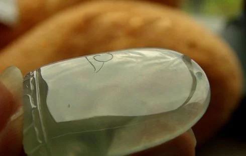 翡翠怎么看真假,喜欢翡翠但是担心买到假的，要如何辨别？