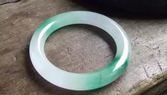 翡翠怎么看真假,喜欢翡翠但是担心买到假的，要如何辨别？