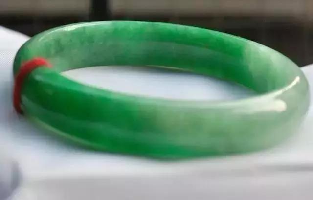 翡翠怎么看真假,喜欢翡翠但是担心买到假的，要如何辨别？