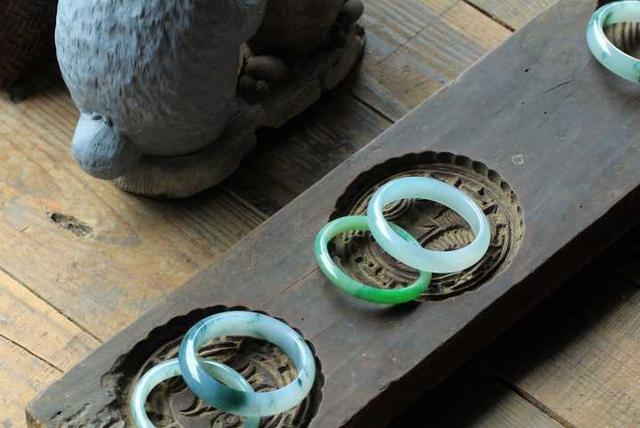 1万左右的翡翠手镯怎么挑选,这个翡翠镯子，一万值不值？