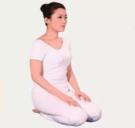 简易坐扣式瑜伽动作图片