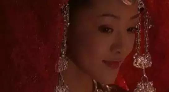 唐悠悠是不是整容了:大家有没有觉得邓家佳越来越像李小璐了？
