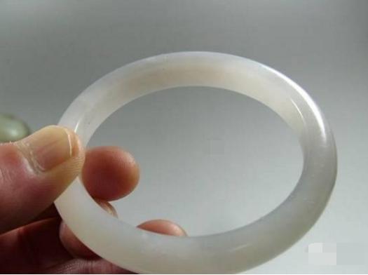 和田玉怎么保养会越来越润,和田玉经常盘玩，油性会越好吗？