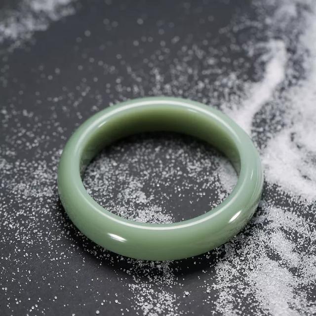 玉镯子哪种最好,哪种和田玉手镯是最好的？