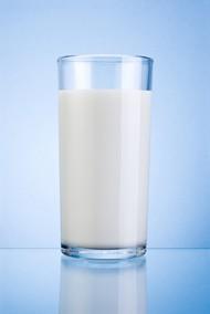 睡前喝牛奶的利弊，听说在晚上睡觉前喝杯热牛奶对身体好，到底好在哪里呢