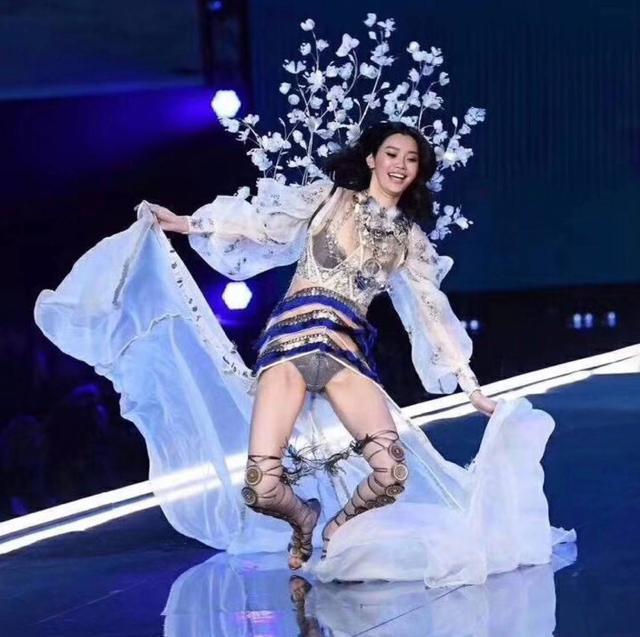 奚梦瑶摔倒:奚梦瑶T台走秀摔倒，维密是否会开除奚梦瑶