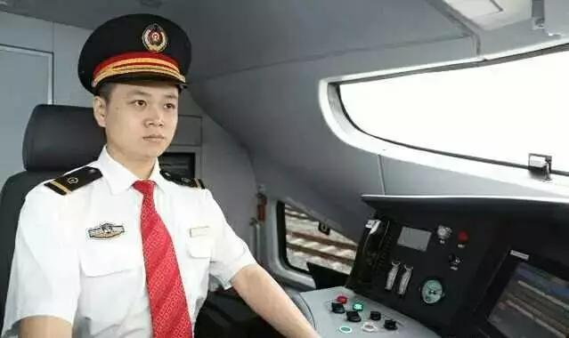 高铁驾驶室发生灵异事件:为什么有的高铁连接处是两个车头连在一起？