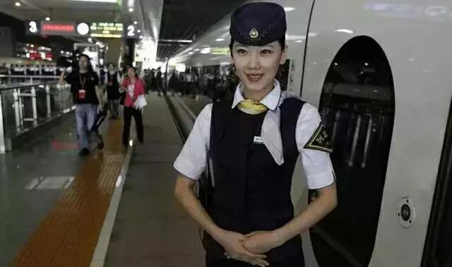高铁驾驶室发生灵异事件:为什么有的高铁连接处是两个车头连在一起？