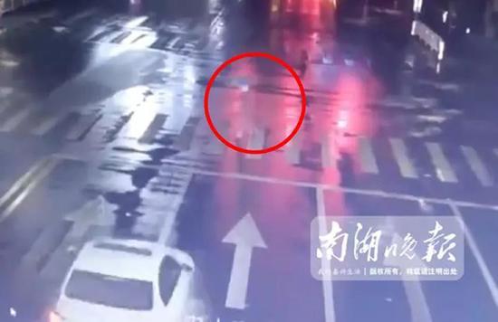 男子在嘉兴酒驾宝马斑马线撞飞老人57米,多车经过无人报警,你怎么看？