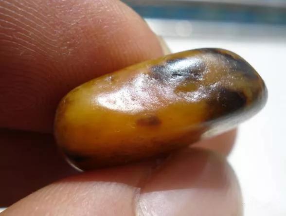 如何去掉和田玉染色皮,怎么识别和田玉籽料的皮是染色上去的？