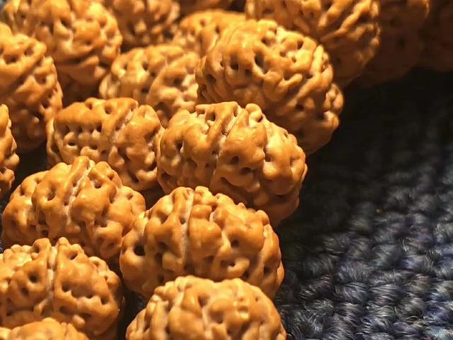 金刚菩提手串怎么盘,金刚菩提玩的时候用不用带手套？