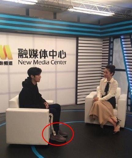 偶遇鹿晗:鹿晗关晓彤公布恋情后首次同框，他们的表现如何