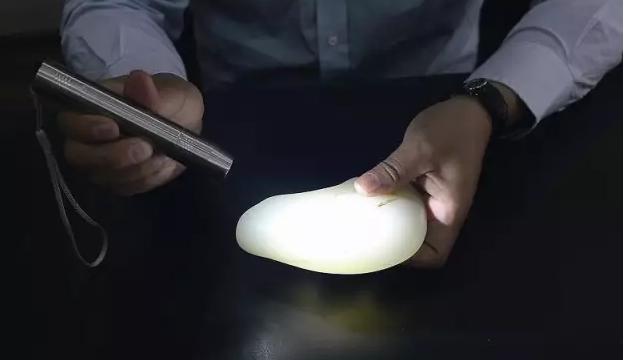 用手电筒怎么看玉的真假,怎么用手电筒的光辨别真假翡翠？