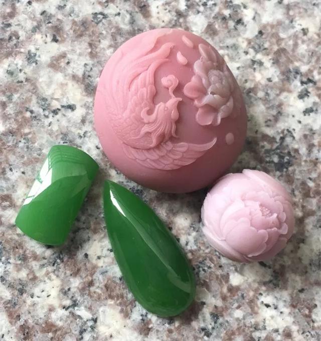 粉色的玉手镯是什么玉 ,和田玉有粉色的吗，好看吗？