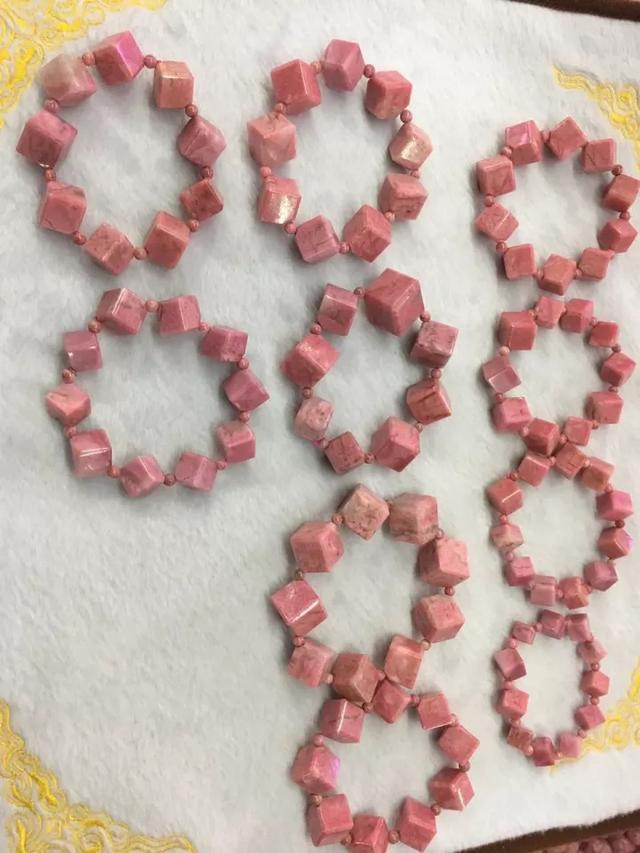 粉色的玉手镯是什么玉 ,和田玉有粉色的吗，好看吗？