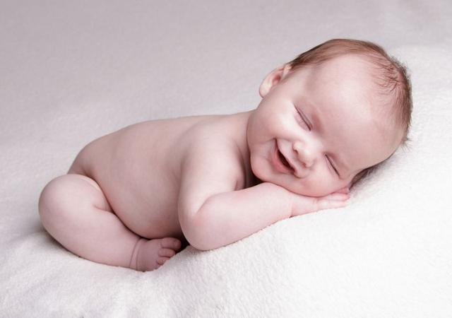 宝宝早起说话搞笑视频;小宝宝到几个月会笑出声音？