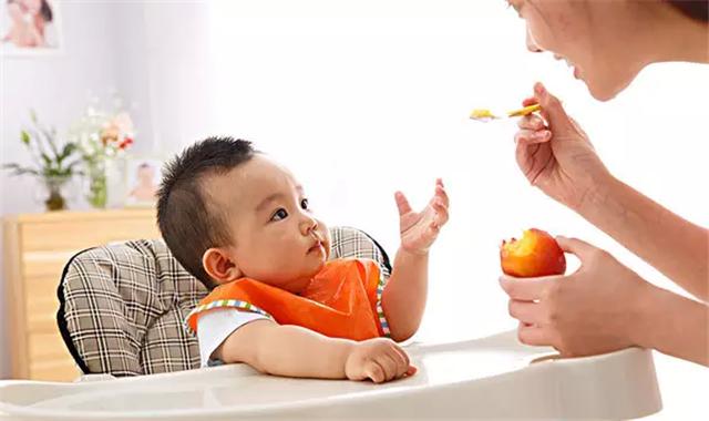 小食人鱼宝宝的微博:宝宝第一口辅食是什么最好？最好是在什么时候加比较好？