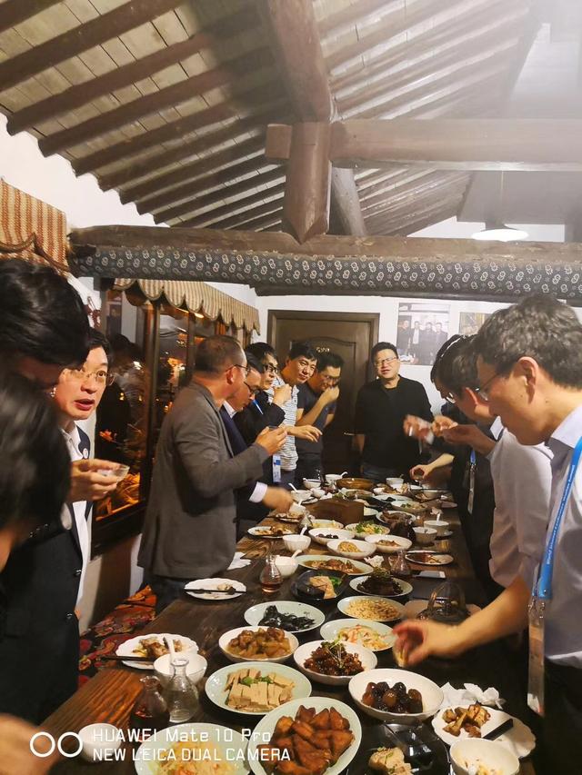 京东的刘强东和美团点评的王兴组局的“东兴会”,与丁磊组局的“三石饭局”有什么不同？