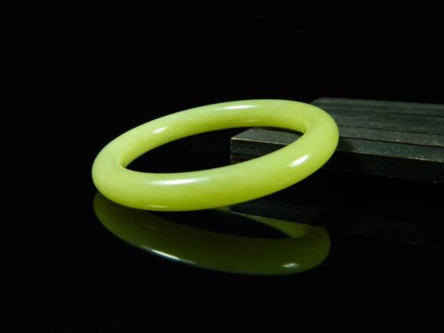 和田玉手镯图片大全集,女士想收藏和田玉手镯怎么选？