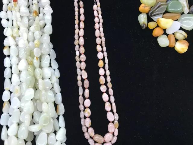 粉色的玉手镯是什么玉 ,和田玉有粉色的吗，好看吗？